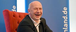 20.11.2024, Berlin: Der Regierende Bürgermeister Kai Wegner (CDU) sitzt auf einem roten Sessel und lacht. Im Rahmen der 35. Berliner Märchentage liest er Kindern im Roten Rathaus Märchen vor und beantwortet ihnen Fragen. Foto: Leonie Asendorpf/dpa +++ dpa-Bildfunk +++