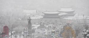 Der größte November-Schneefall seit Beginn der Wetteraufzeichnung vor mehr als 100 Jahren hat die südkoreanische Innenstadt in Weiß gehüllt.