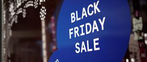 Ein Schild in den USA preist Schnäppchen zum Black Friday an. 