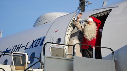 Besuch aus Lappland: Am BER ist der Weihnachtsmann gelandet.