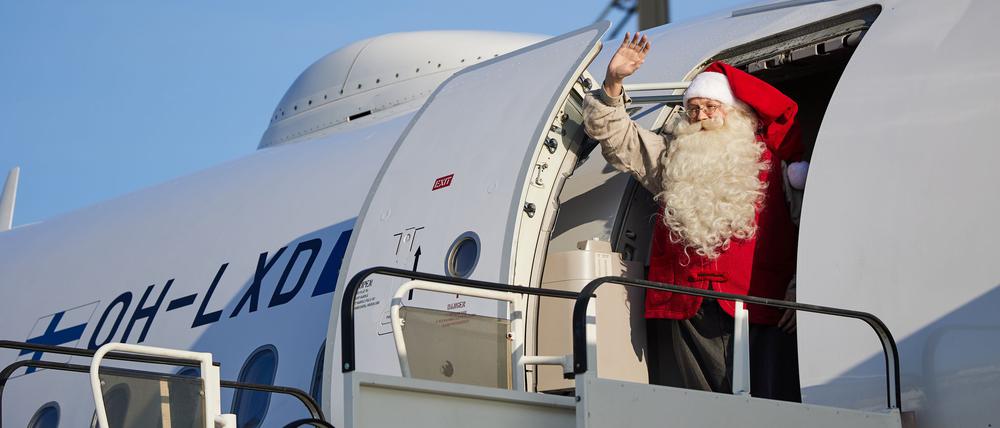 Besuch aus Lappland: Am BER ist der Weihnachtsmann gelandet.