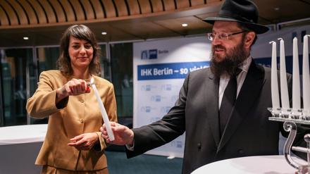 IHK-Vizepräsidentin Sonja Jost und Rabbiner Yehuda Teichtal wollen Licht in Zeiten der Dunkelheit leuchten lassen.