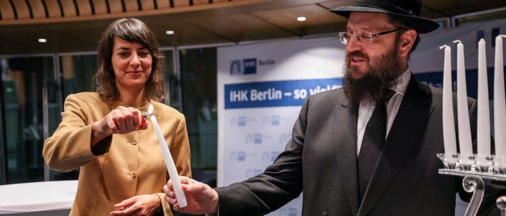 IHK-Vizepräsidentin Sonja Jost und Rabbiner Yehuda Teichtal wollen Licht in Zeiten der Dunkelheit leuchten lassen.