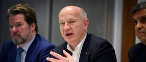 Der Regierende Bürgermeister Kai Wegner (CDU) bei der Pressekonferenz zum Haushalt 2025 im Berliner Abgeordnetenhaus.