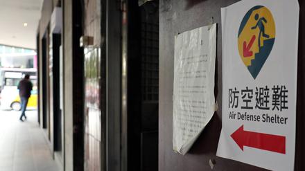 Ein Schild weist in Taiwans Hauptstadt Taipeh den Weg zum nächsten Bunker.