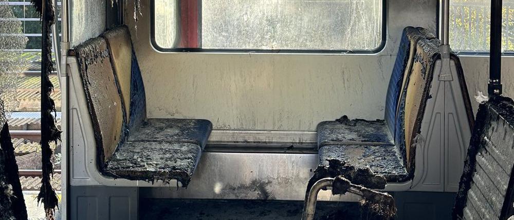 Blick in die durch einen Brand beschädigte S-Bahn