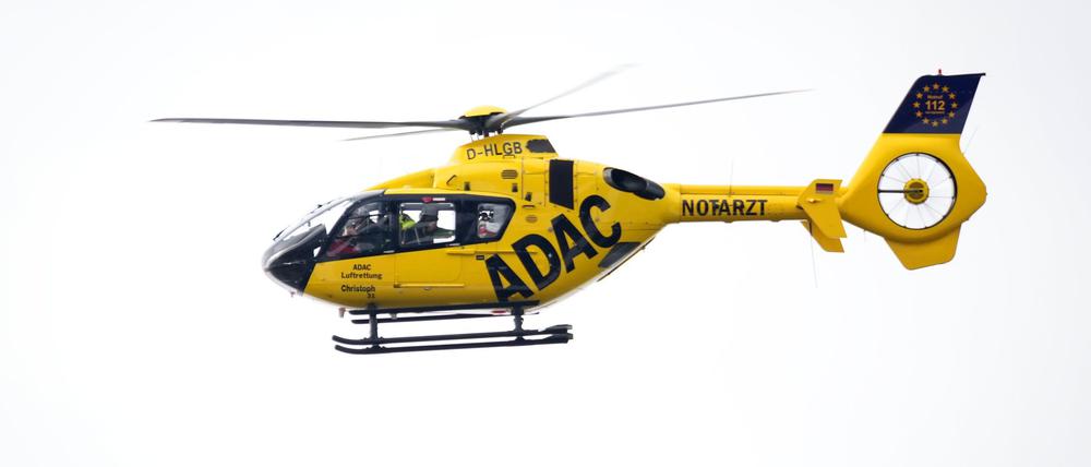 Ein Böller ist in der Hand eines Zwölfjährigen explodiert - ein Rettungshubschrauber brachte den Schwerverletzten in ein Krankenhaus. (Symbolbild)