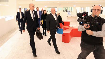 Woidke und Crumbach präsentieren den Koalitionsvertrag. Das erste Bündnis der SPD mit der Wagenknecht-Partei in Deutschland soll in Brandenburg regieren. 