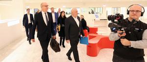 Woidke und Crumbach präsentieren den Koalitionsvertrag. Das erste Bündnis der SPD mit der Wagenknecht-Partei in Deutschland soll in Brandenburg regieren. 