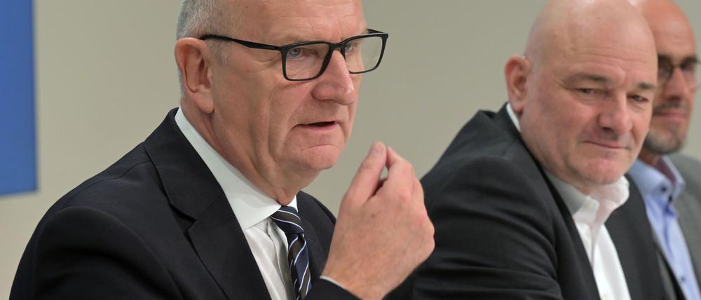 Brandenburgs SPD-Ministerpräsident Dietmar Woidke und BSW-Landeschef Robert Crumbach sind sich über den Koalitionsvertrag einig.