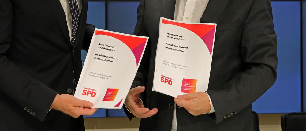 Woidke und Crumbach präsentieren den Koalitionsvertrag. Das erste Bündnis der SPD mit der Wagenknecht-Partei in Deutschland soll in Brandenburg regieren.