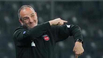 Frank Schmidt steht mit dem 1. FC Heidenheim gegen den FC Chelsea vor einer Herausforderung.