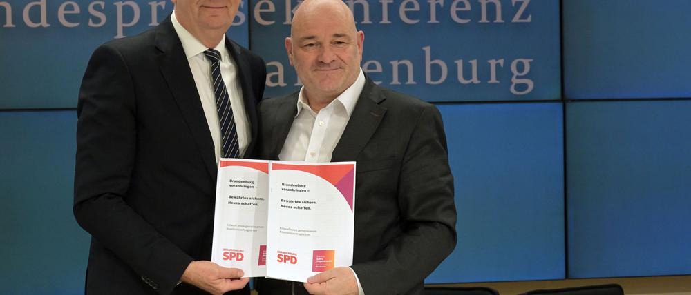 Brandenburgs Ministerpräsident Dietmar Woidke (SPD) (links) und BSW-Landeschef Robert Crumbach stellen ihren gemeinsamen Koalitionsvertrag vor. Er ist Grundlage für eine gemeinsame Regierung.