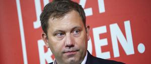 Lars Klingbeil (SPD), einer der beiden Parteivorsitzenden der Bundes-SPD, steht auf der Dialogkonferenz vor den Teilnehmern (Archivbild).