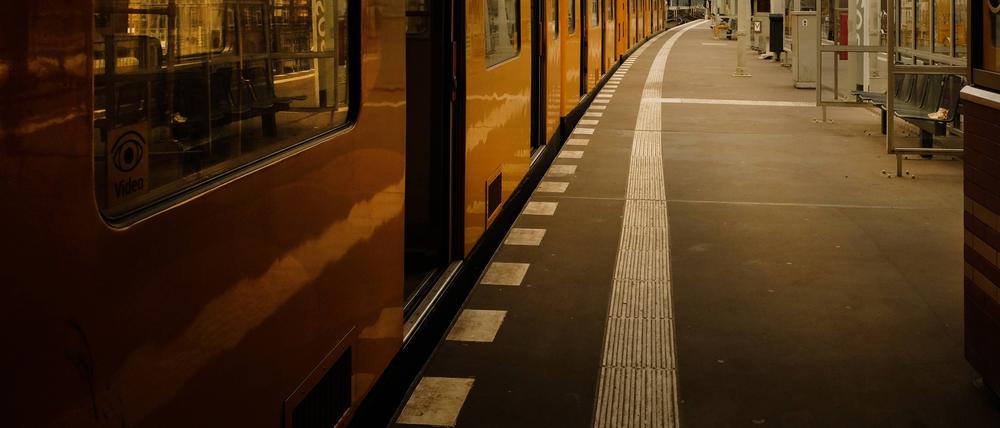 RECORD DATE NOT STATED U1 U-Bahn am Bahnhof Warschauer Straße Berlin Bahnhof Warschauer Straße Berlin Deutschland *** U1 underground at Warschauer Straße station Berlin Warschauer Straße station Berlin Germany Copyright: xRayxvanxZeschaux
