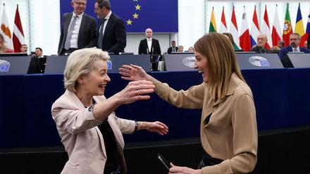 EU-Kommissionspräsidentin Ursula von der Leyen und die Präsidentin des Europäischen Parlaments, Roberta Metsola.