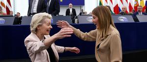 EU-Kommissionspräsidentin Ursula von der Leyen und die Präsidentin des Europäischen Parlaments, Roberta Metsola.