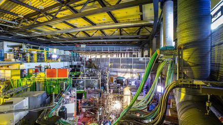 Blick in die Experimentierhalle von BESSY II, einem der beiden Berliner Elektronenspeicherringe.