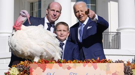 US-Präsident Joe Biden (rechts) während der traditionellen Truthahn-Begnadigungszeremonie auf dem South Lawn des Weißen Hauses. 