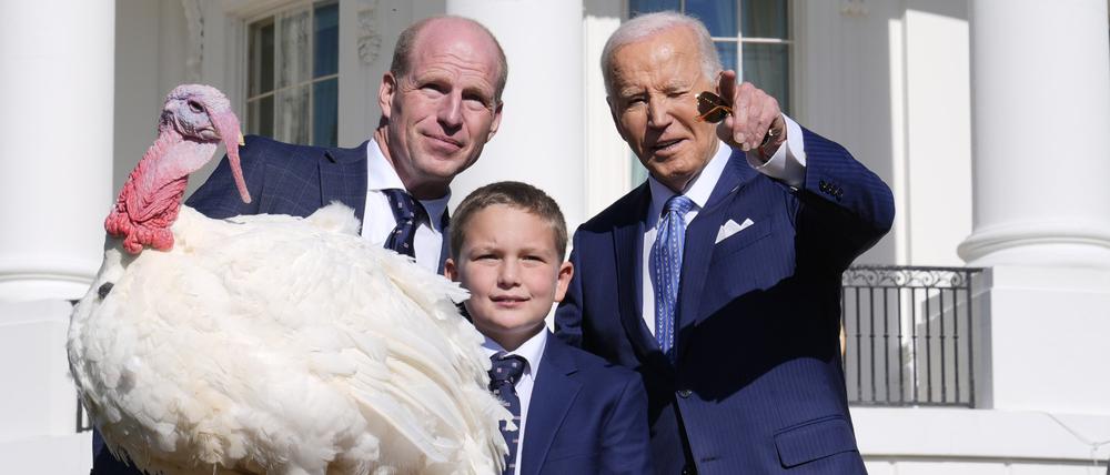 US-Präsident Joe Biden (rechts) während der traditionellen Truthahn-Begnadigungszeremonie auf dem South Lawn des Weißen Hauses. 