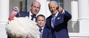 US-Präsident Joe Biden (rechts) während der traditionellen Truthahn-Begnadigungszeremonie auf dem South Lawn des Weißen Hauses. 
