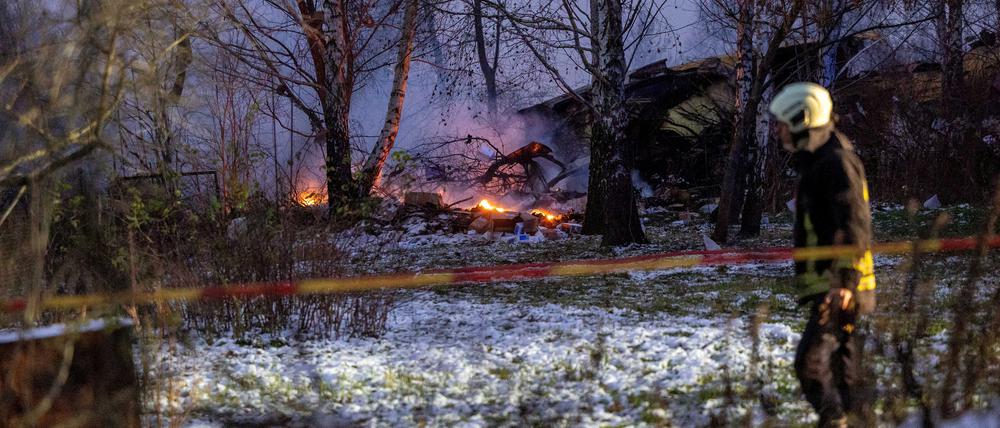 Ein Retter geht am Wrack eines DHL-Frachtflugzeugs an der Absturzstelle in der Nähe des internationalen Flughafens von Vilnius, Litauen, vorbei (Archivbild).