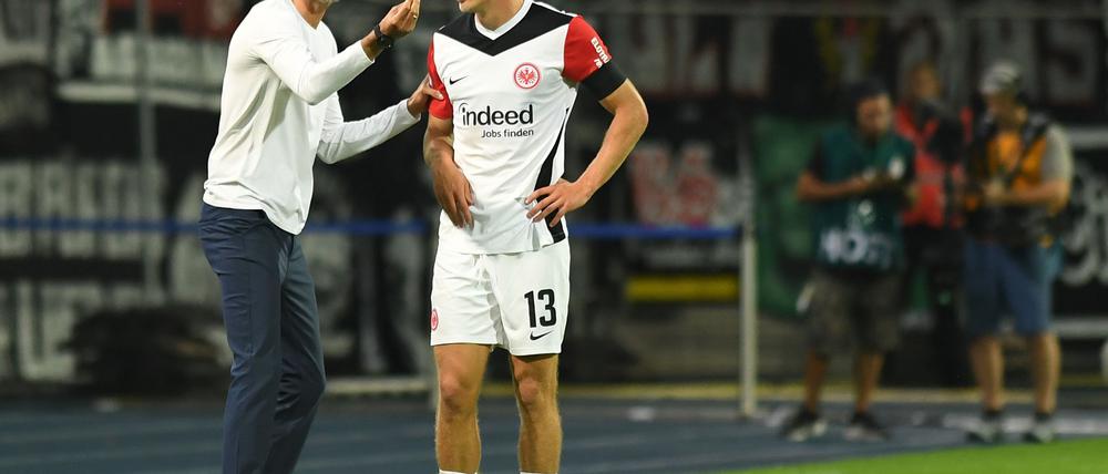 Für Trainer Dino Toppmöller (l) und Spieler Rasmus Kristensen geht es in der Europa League zum FC Midtjylland.