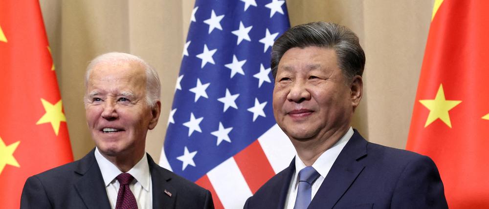 US-Präsident Joe Biden schüttelt dem chinesischen Präsidenten Xi Jinping am Rande des Gipfels der Asiatisch-Pazifischen Wirtschaftskooperation (Apec) in Lima, Peru, am 16. November 2024 die Hand.