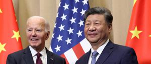 US-Präsident Joe Biden schüttelt dem chinesischen Präsidenten Xi Jinping am Rande des Gipfels der Asiatisch-Pazifischen Wirtschaftskooperation (Apec) in Lima, Peru, am 16. November 2024 die Hand.