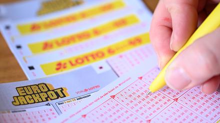 ARCHIV - 07.02.2024, Baden-Württemberg, Stuttgart: Eine Frau füllt einen Lottoschein aus. (zu dpa: «Glückspilz gewinnt über 11,4 Millionen Euro im Lotto») Foto: Bernd Weißbrod/dpa +++ dpa-Bildfunk +++