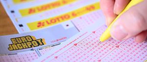 ARCHIV - 07.02.2024, Baden-Württemberg, Stuttgart: Eine Frau füllt einen Lottoschein aus. (zu dpa: «Glückspilz gewinnt über 11,4 Millionen Euro im Lotto») Foto: Bernd Weißbrod/dpa +++ dpa-Bildfunk +++