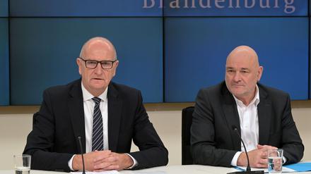 Für die SPD berichten Dietmar Woidke (links) und für das BSW Robert Crumbach über ihren Koalitionsvertrag für Brandenburg.