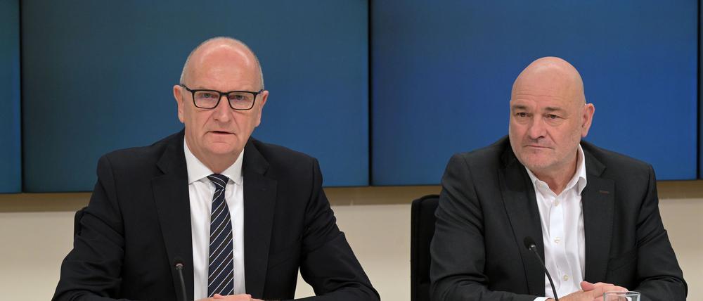 Für die SPD berichten Dietmar Woidke (links) und für das BSW Robert Crumbach über ihren Koalitionsvertrag für Brandenburg.