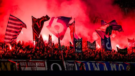 Auch aus dem Dortmunder Fanblock flogen Feuerwerkskörper.