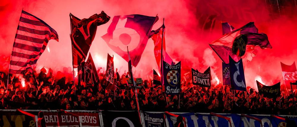 Auch aus dem Dortmunder Fanblock flogen Feuerwerkskörper.