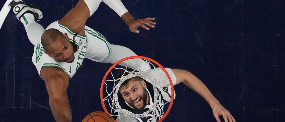 Maxi Kleber (r) hat mit dem Thema Nationalmannschaft abgeschlossen.
