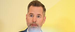 Christian Dürr, Fraktionsvorsitzender der FDP, hält die Pläne Robert Habecks (Grüne) Strafzahlungen für Autobauer nur auszusetzen für nicht ausreichend.