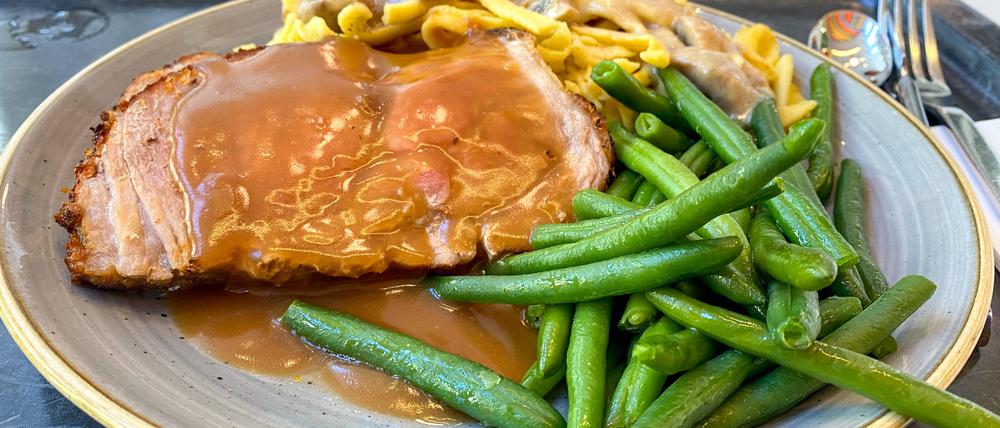 Mittagessen in einer Kantine / Betriebsrestaurant Schweinebraten mit Spätzle und grünen Bohnen 15.08.2024 *** Lunch in a canteen Company restaurant Roast pork with spaetzle and green beans 15 08 2024