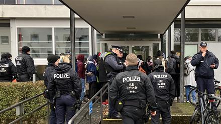 Polizei steht vor einem Gebäude der Freien Universität Berlin, wo sich propalästinensische Demonstranten versammelt haben. 