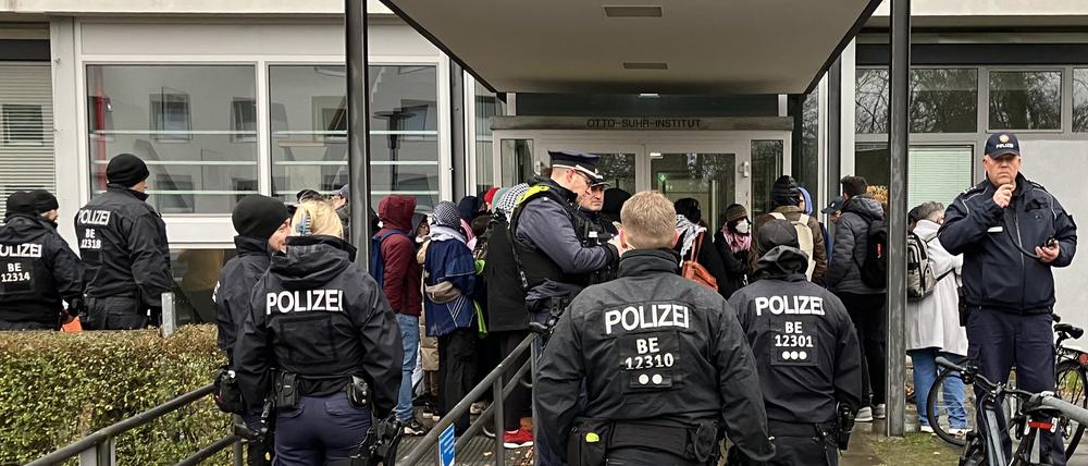 Polizei steht vor einem Gebäude der Freien Universität Berlin, wo sich propalästinensische Demonstranten versammelt haben.