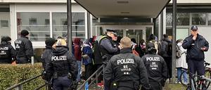Polizei steht vor einem Gebäude der Freien Universität Berlin, wo sich propalästinensische Demonstranten versammelt haben. 