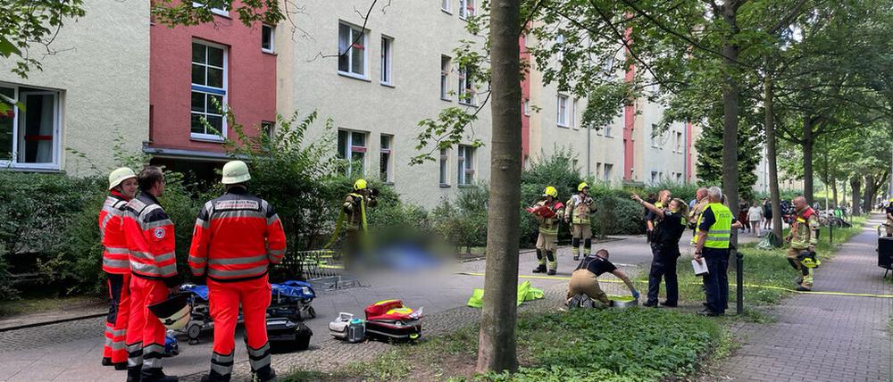Bei einem Brand in Plänterwald wurde eine der mutmaßlich getöteten Personen geborgen.