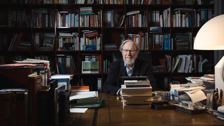 Bücher über Bücher – und eine Fernbedienung: Wolfgang Thierse sitzt am Drücker.