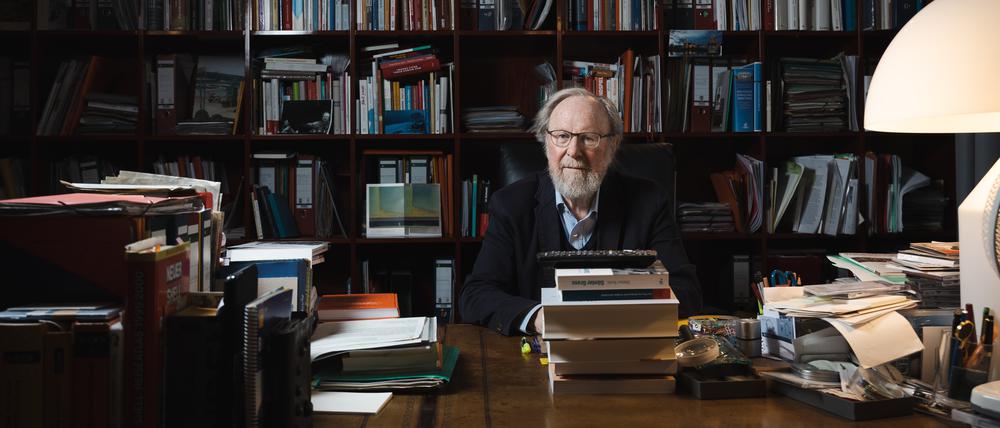 Bücher über Bücher – und eine Fernbedienung: Wolfgang Thierse sitzt am Drücker.