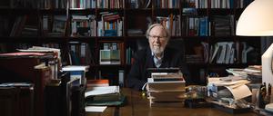 Bücher über Bücher – und eine Fernbedienung: Wolfgang Thierse sitzt am Drücker.