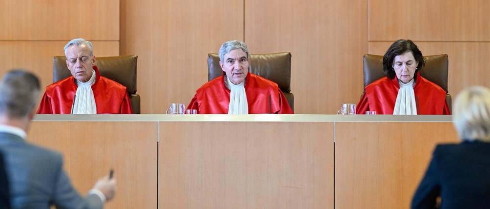 Der erste Senat des Bundesverfassungsgerichts - Stephan Harbarth (M), Yvonne Ott und Josef Christ - verliest im Verhandlungssaal des Bundesverfassungsgerichts das Urteil.