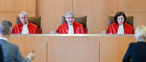 Der erste Senat des Bundesverfassungsgerichts - Stephan Harbarth (M), Yvonne Ott und Josef Christ - verliest im Verhandlungssaal des Bundesverfassungsgerichts das Urteil.