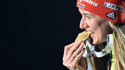 Es war einmal. Denise Herrmann-Wick aus Deutschland präsentiert ihre Goldmedaille. Nun ist sie Expertin beim TV. 