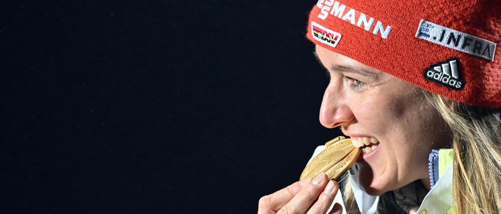 Es war einmal. Denise Herrmann-Wick aus Deutschland präsentiert ihre Goldmedaille. Nun ist sie Expertin beim TV.