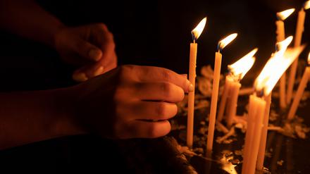 Kerzen in der Kirche: Mit jeder Kerze denkt man an einen Menschen.  